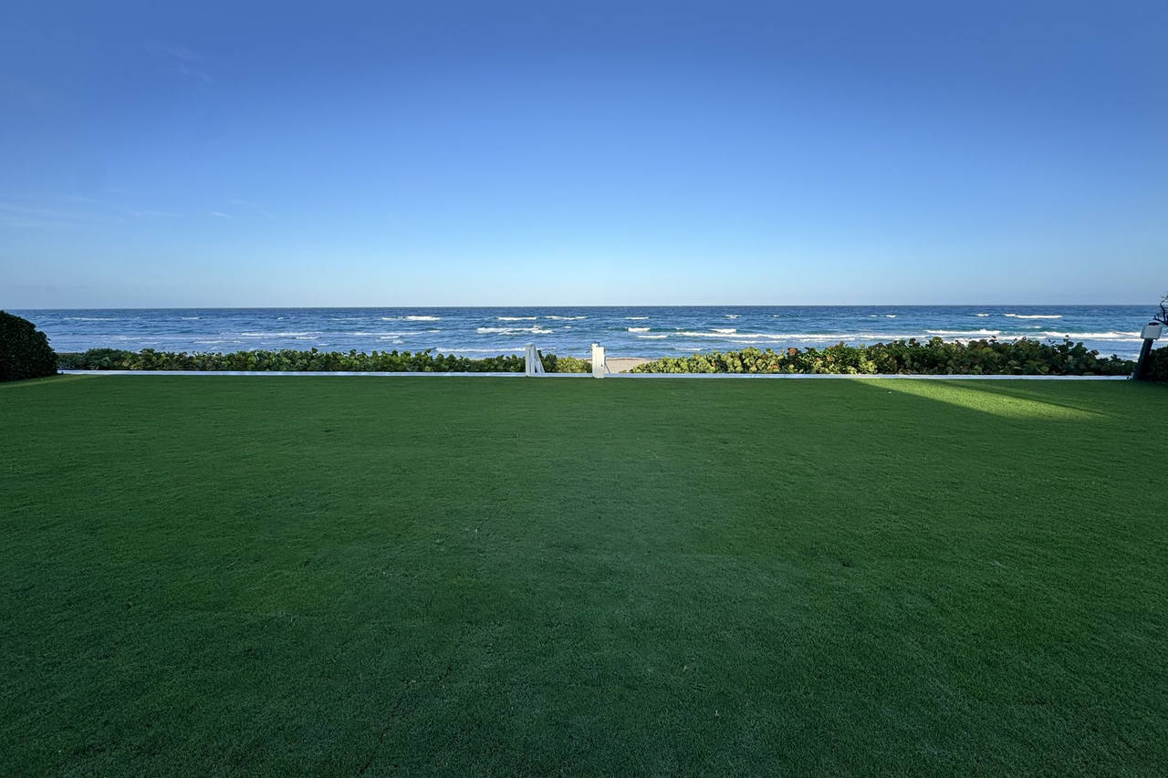 Manicured Paspalum lawn with ocean horizon view — Natural Turfgrass Services in Delray Beach by Florida Boys