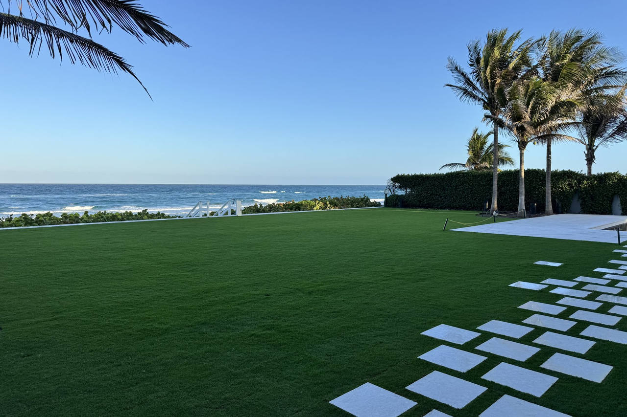 Paspalum turf with stepping stone walkway